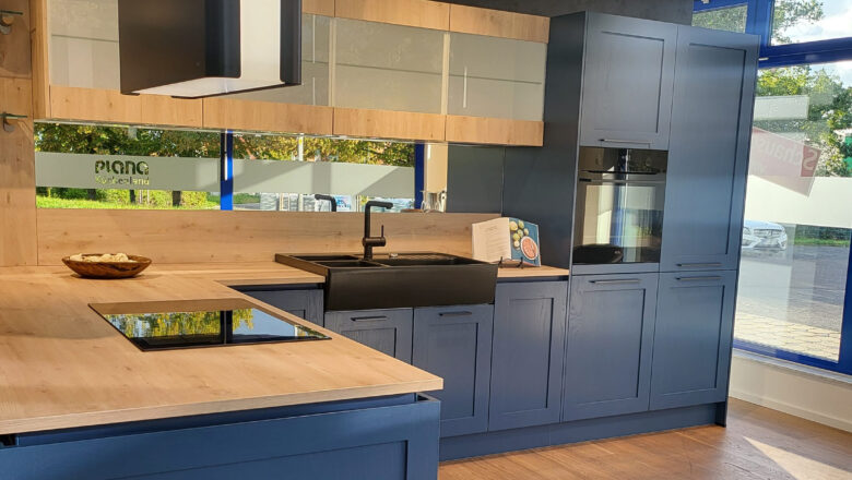 Landhaus-Küche in Ocean-Blau und heller Sommereiche