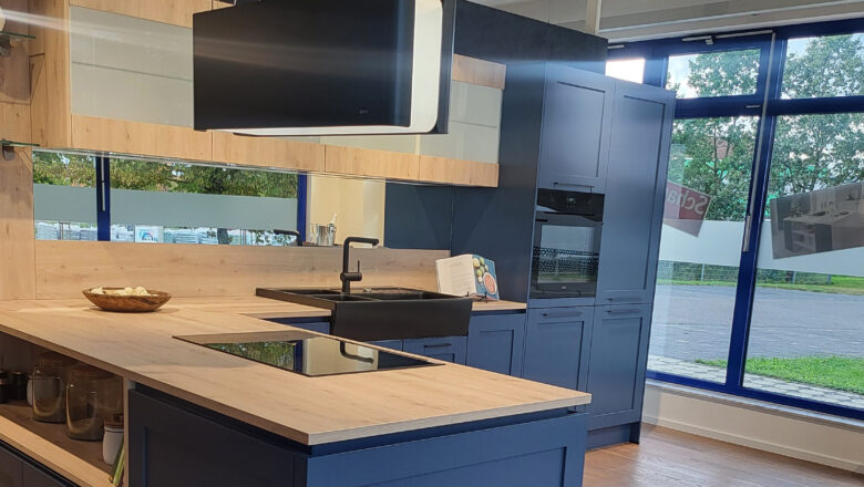 Lanhaus-Küche mit dimmbarer Novy-Dunstabzugshaube