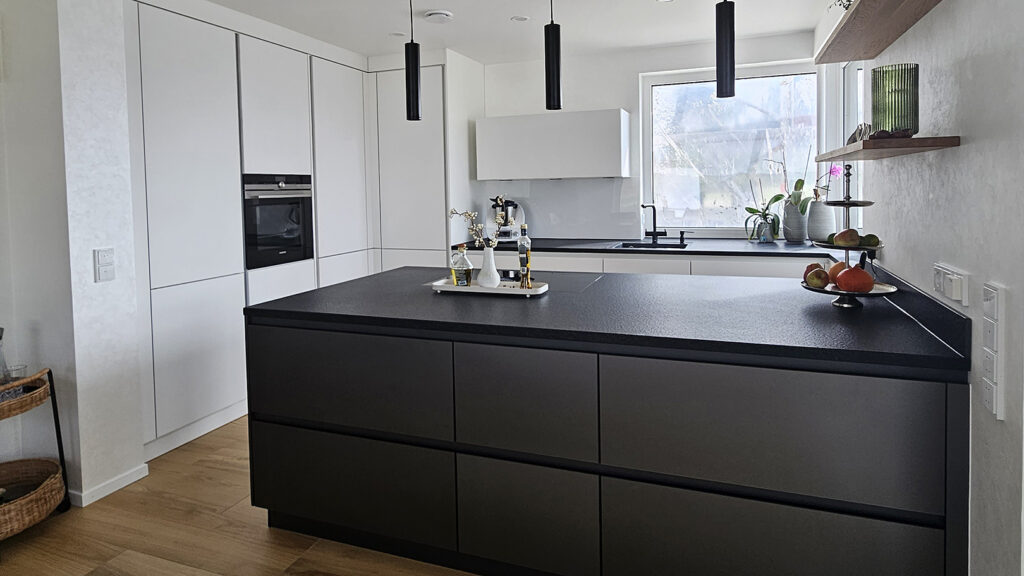 Hell-dunkle Inselküche in Ravensburg