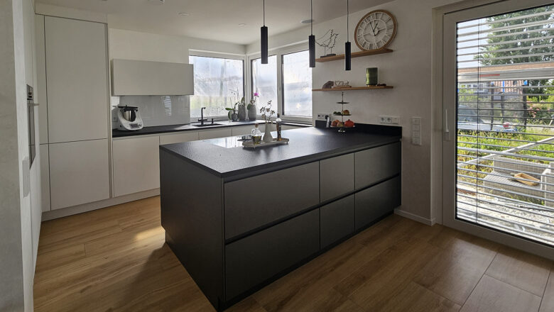 Grifflose Design-Inselküche in Ravensburg