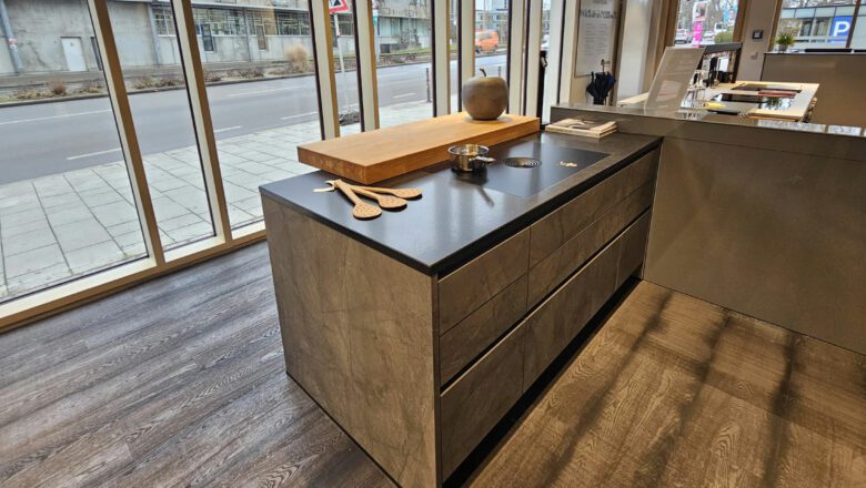 Zweizeilige Küche mit grauen Fronten