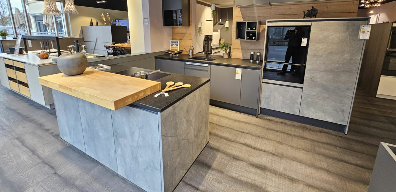 Ausstellungsküche mit Mattlack-Fronten in Marmor grau