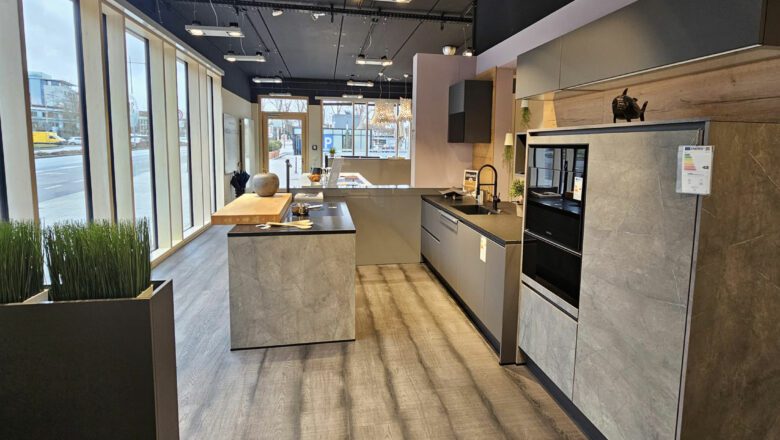 Ausstellungsküche mit Mattlack-Fronten in Marmor grau