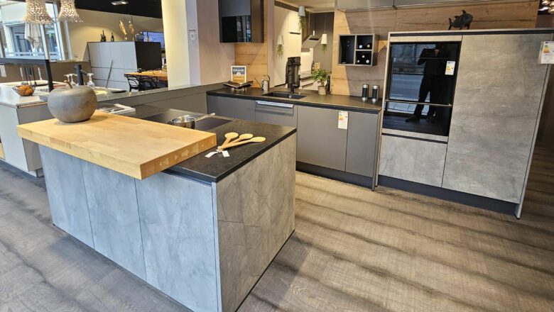 Die Arbeitsplatte und E-Geräte können optional hinzugekauft werden