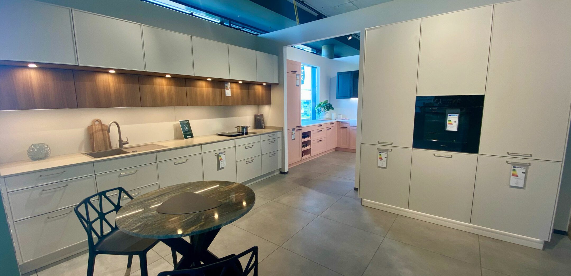 Zweizeilige klassische Küche mit hellen Fronten und heller Arbeitsplatte