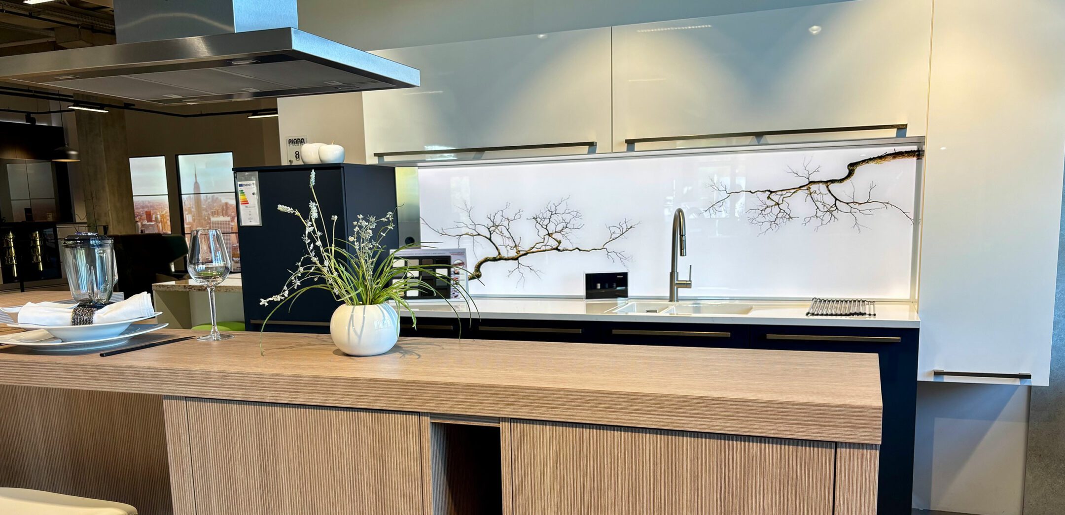 Diese Küche besticht durch die außergewöhnliche Nischenrückwand