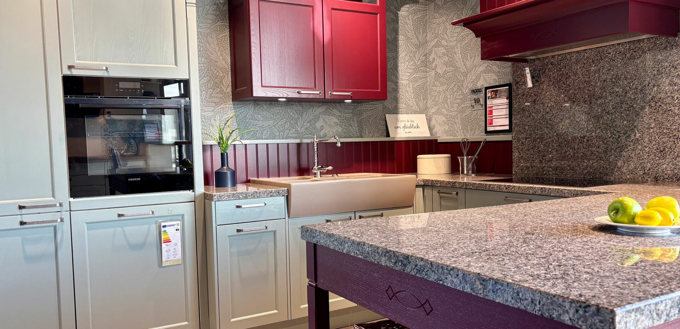 Typische Landhausküche mit Steinarbeitsplatte und Kassettenfronten