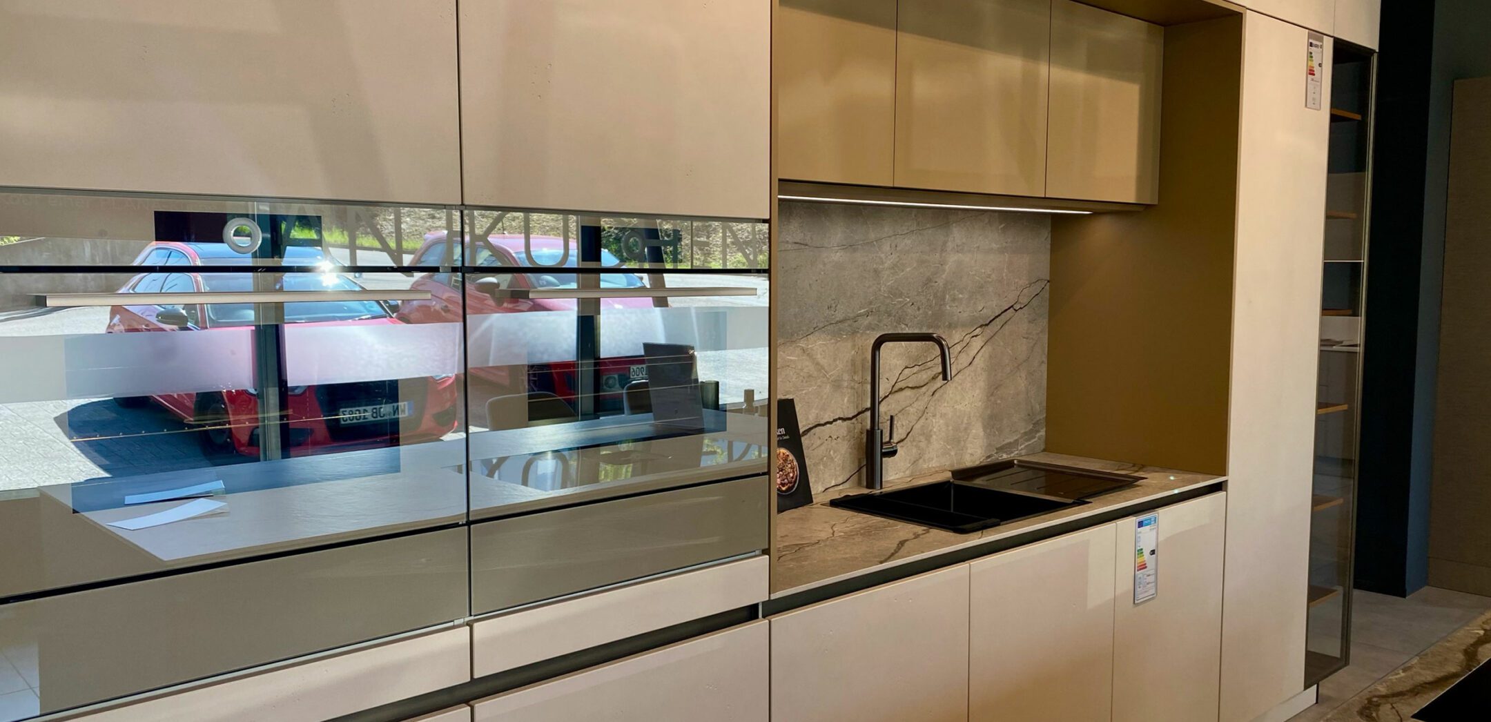 Matte Fronten und außergewöhnliche Nischenrückwand