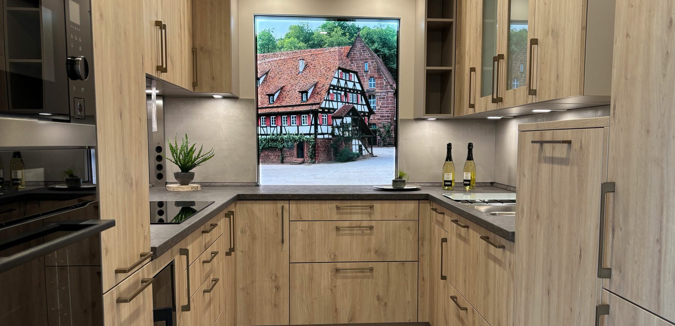 Klassische U-Küche mit viel Strauraum und Fronten in Holzoptik