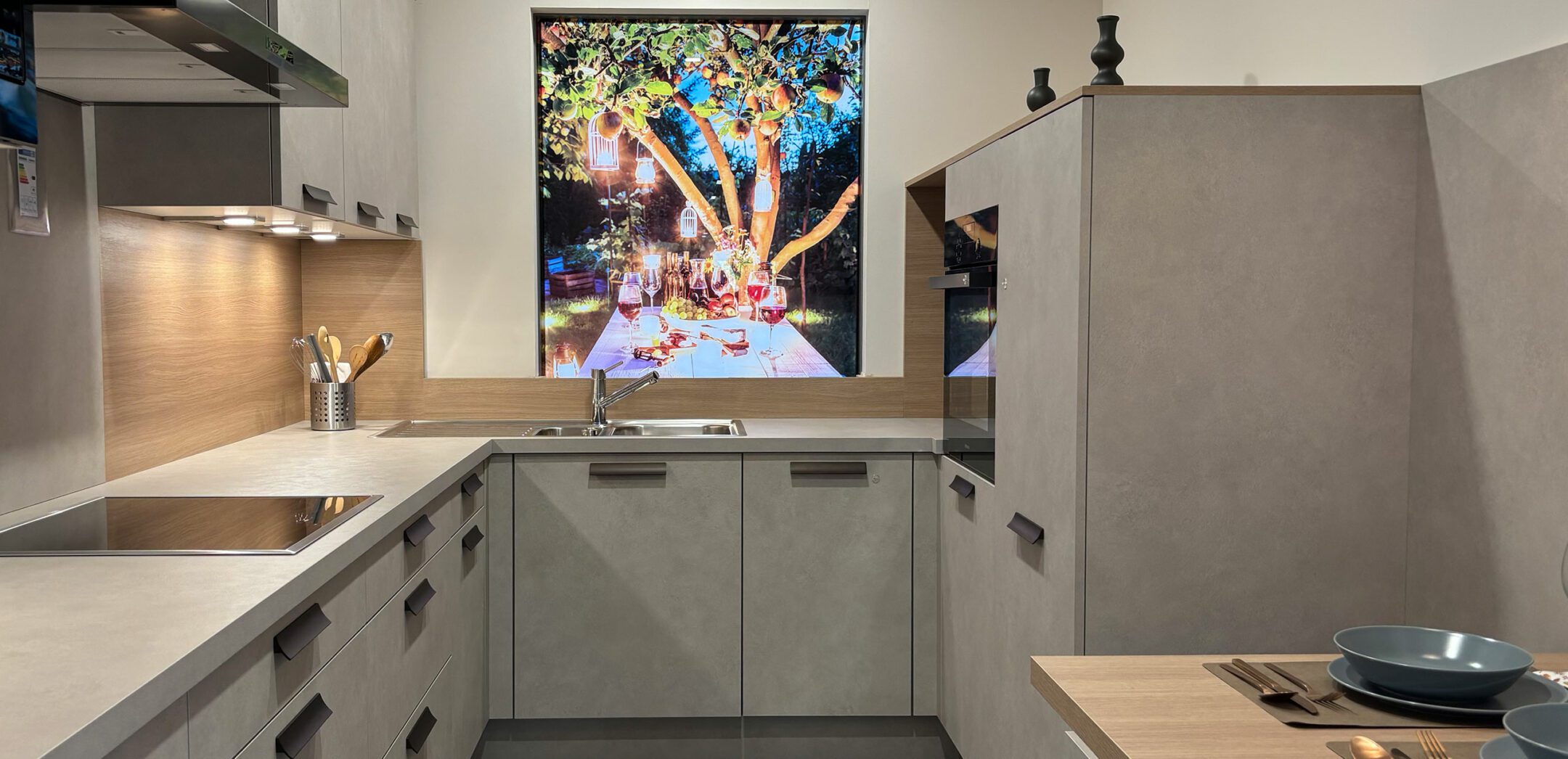 Klassik-Küche mit glatten Fronten in Spachtel-Beton-Optik