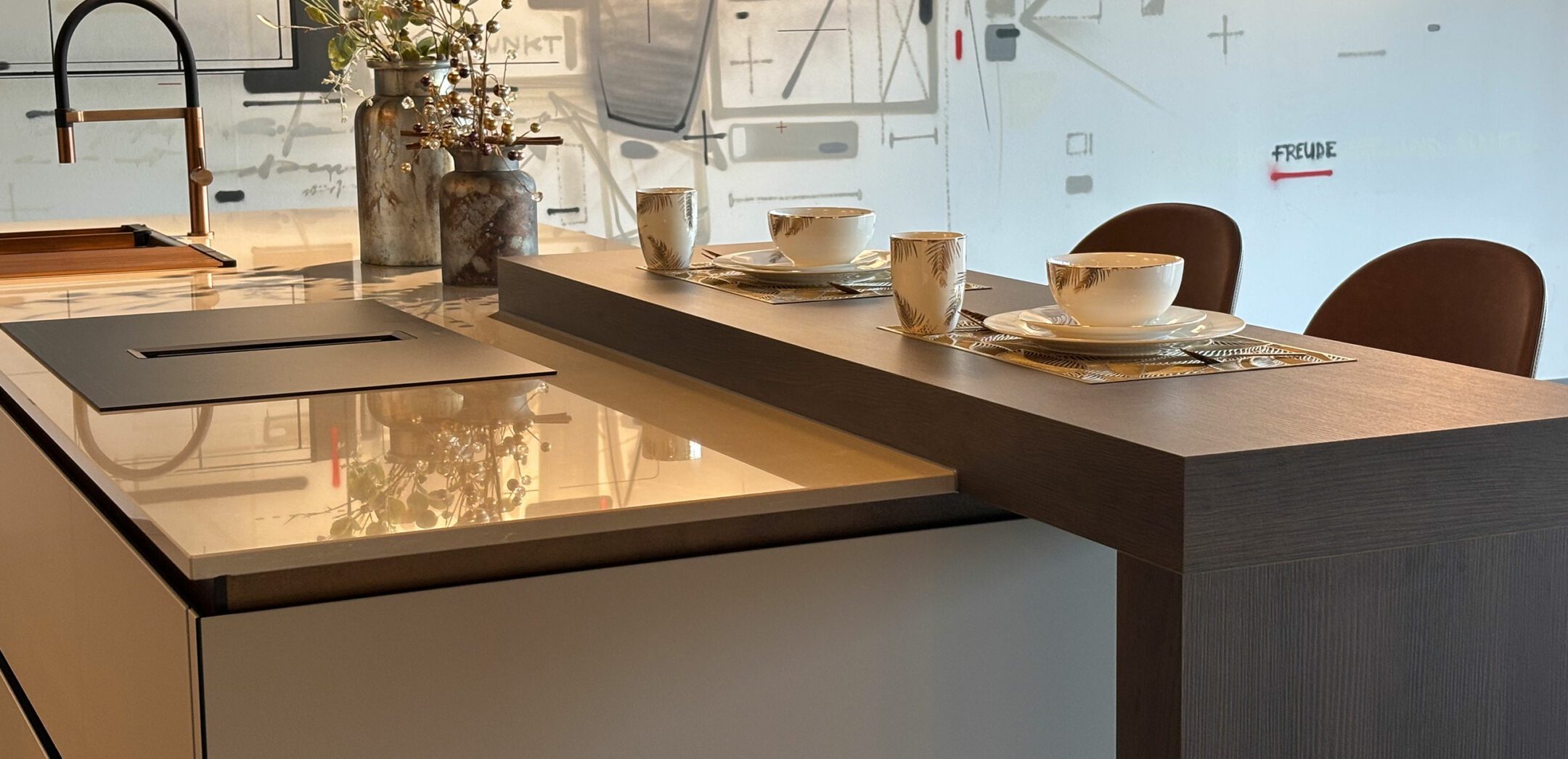 Inselküche mit angesetzter Theke und Keramik-Arbeitsplatte