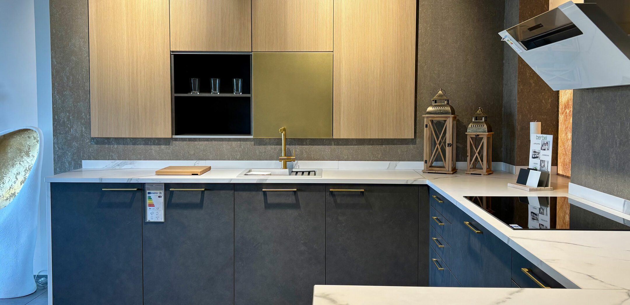 Klassische und doch moderne Küche mit Hochschränken mit Lamellenoptik in den Fronten