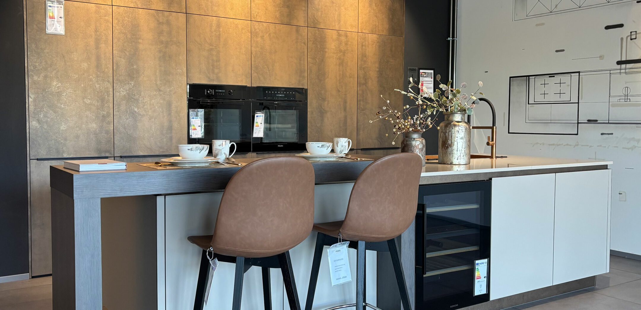 Inselküche mit Hochschränken in Kupfer