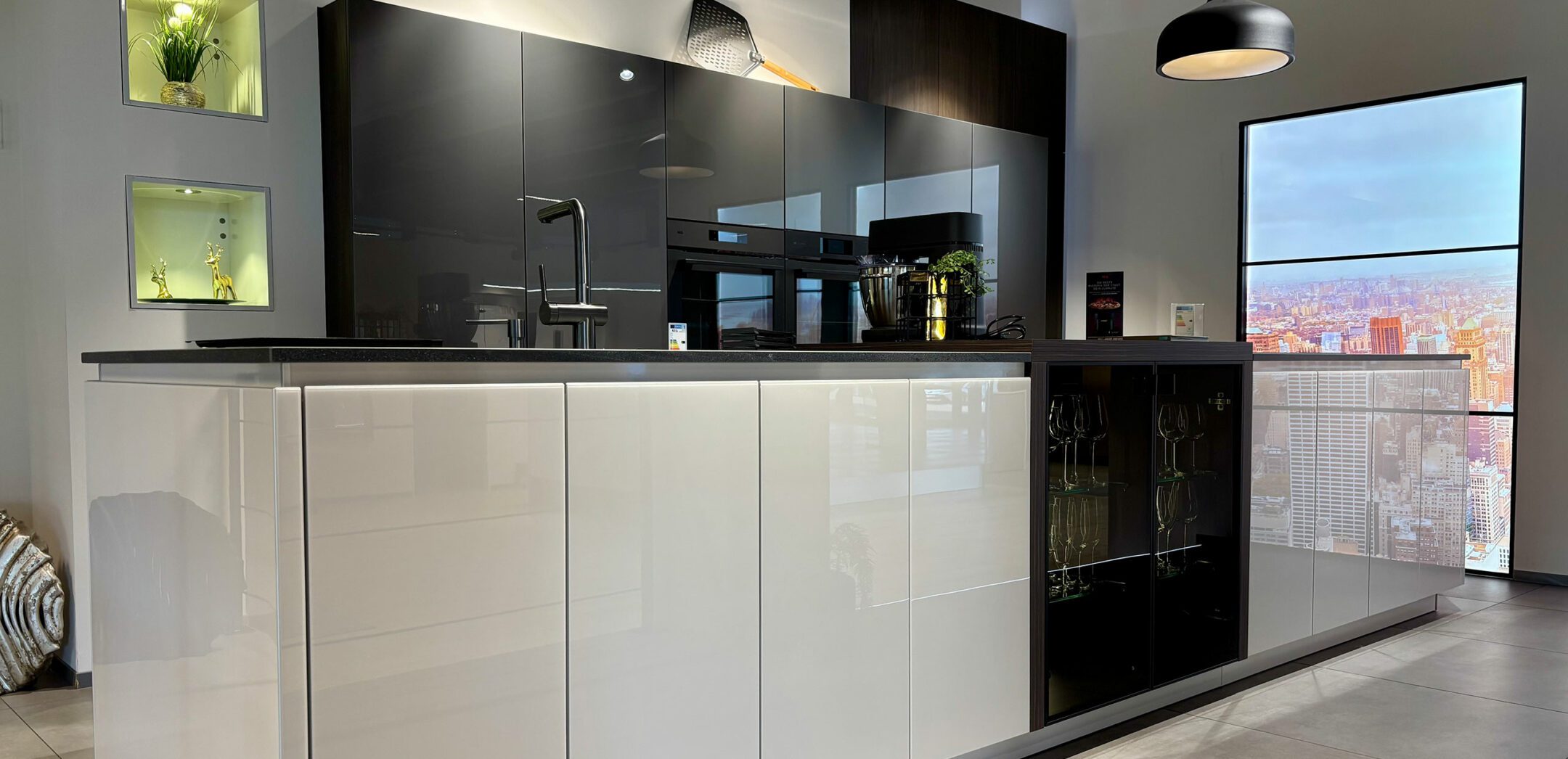 Grifflose Inselküche mit wunderbarem hell-dunkel Kontrast in den Fronten