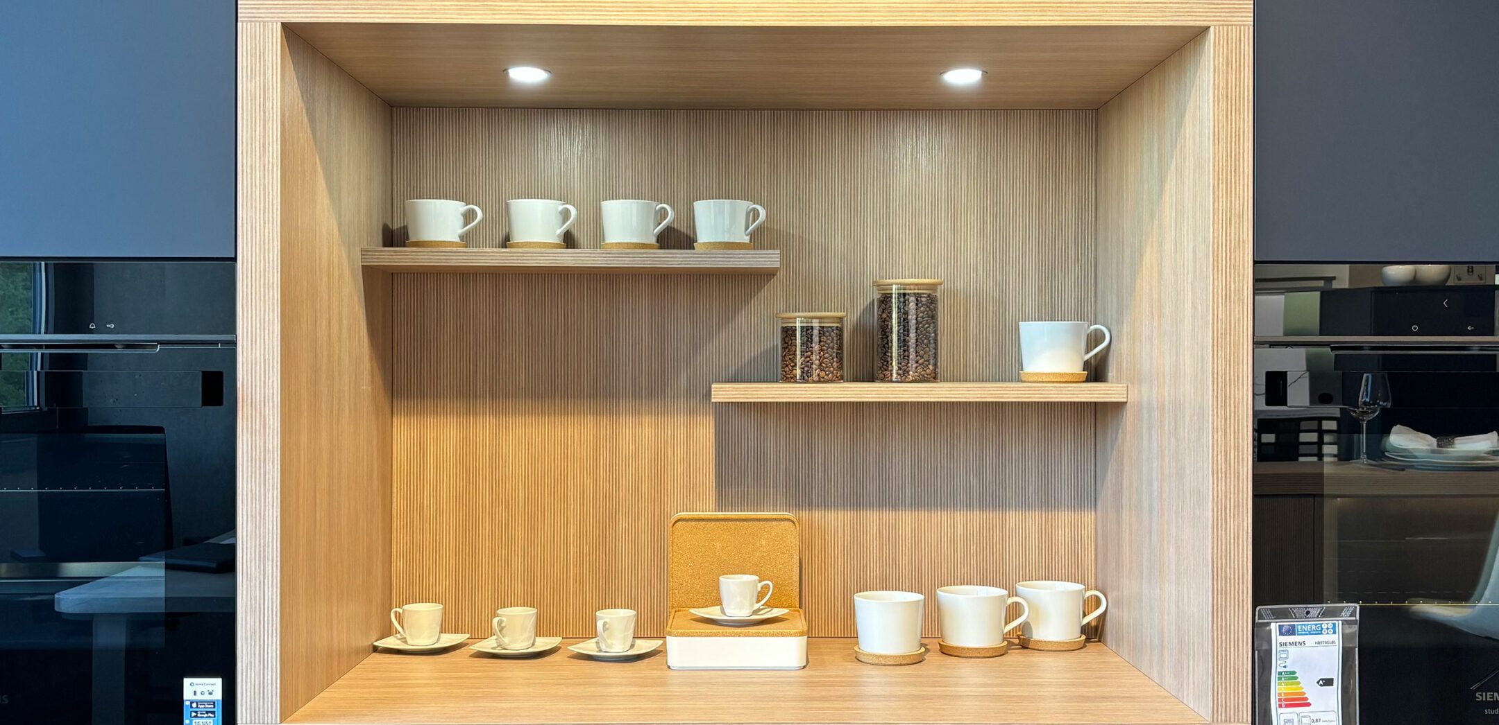 Außergewöhnliche Regal-Lösung in griffloser Küche