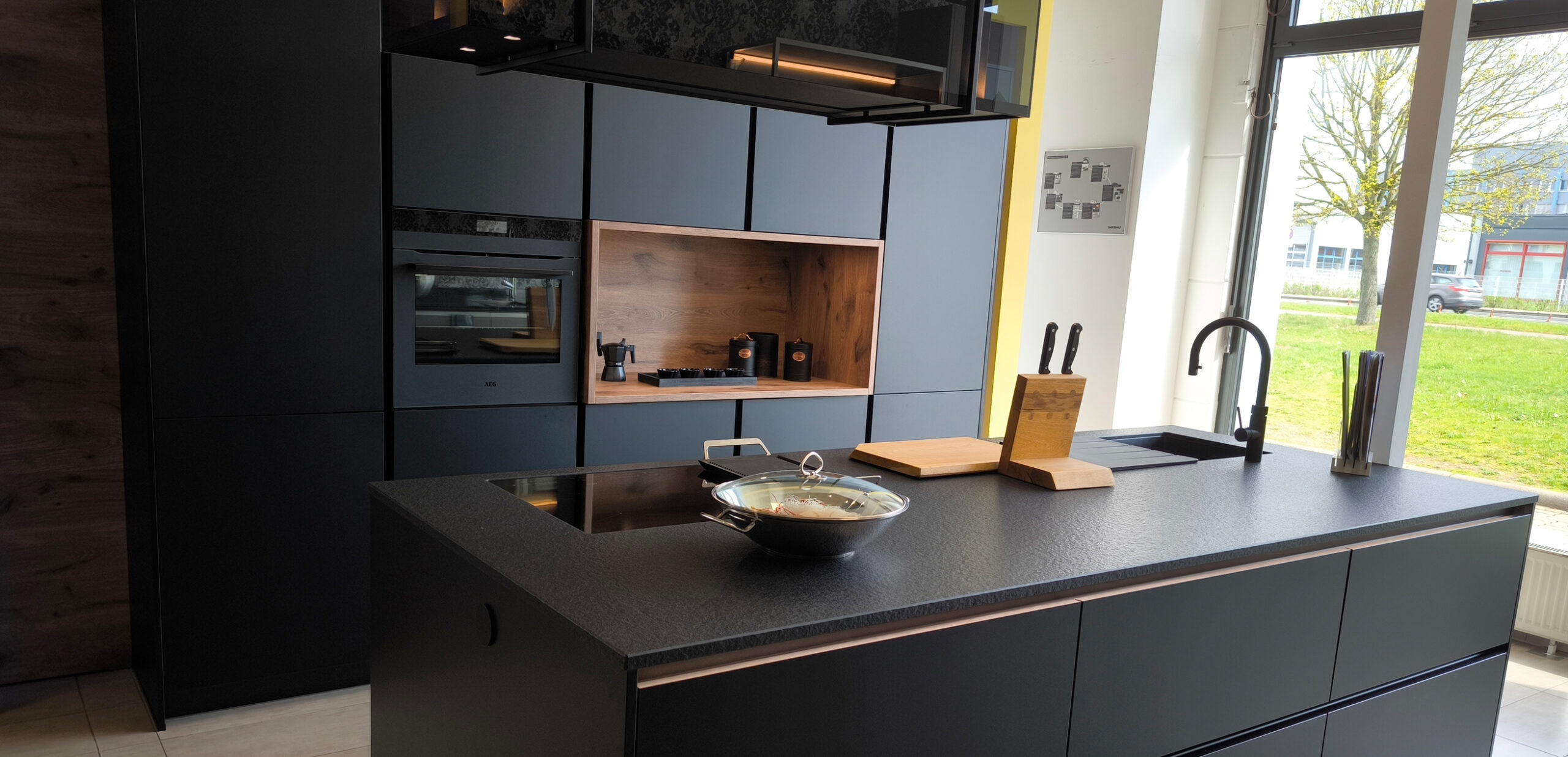 Grifflose Mattschwarze Inselküche bei PLANA Aschaffenburg