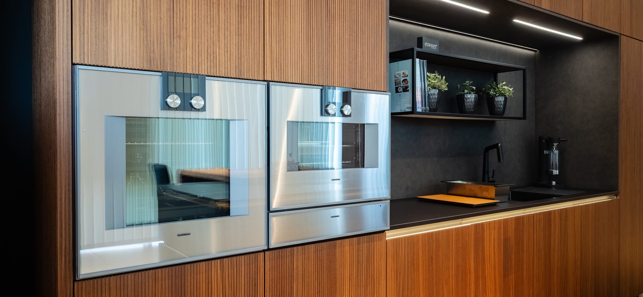 Küchenzeile mit Holzfronten in Rillenoptik und Hochwertigen Gaggenau Einbaugeräten in Augsburg