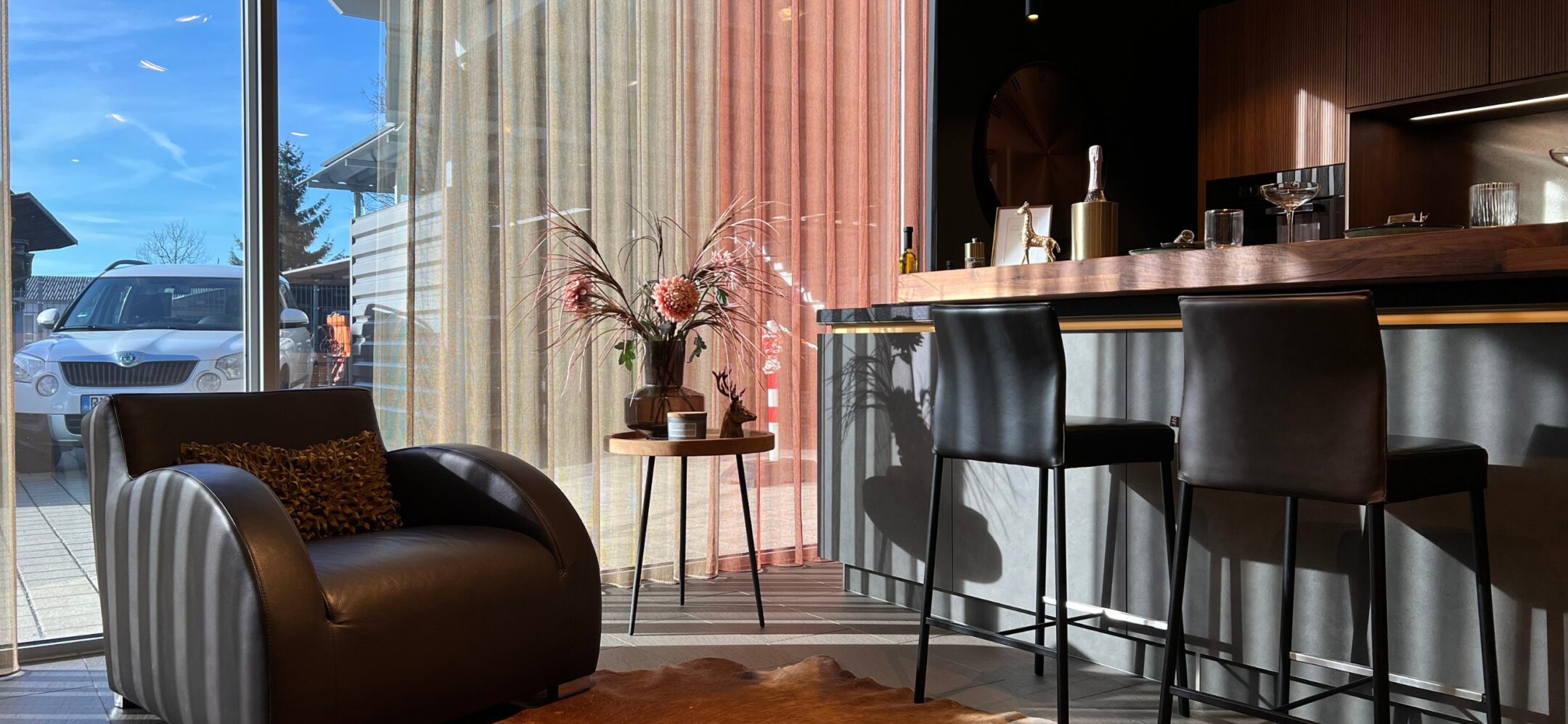 Moderne Küchentheke mit Barhockern bei PLANA in Ravensburg