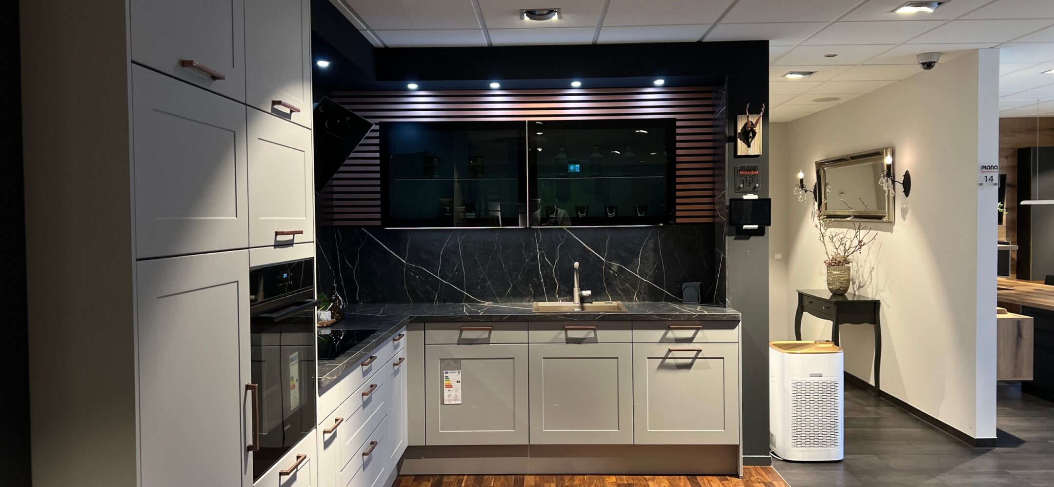 Moderne Landhausstilküche in L-Form mit modernen Glashochschränken