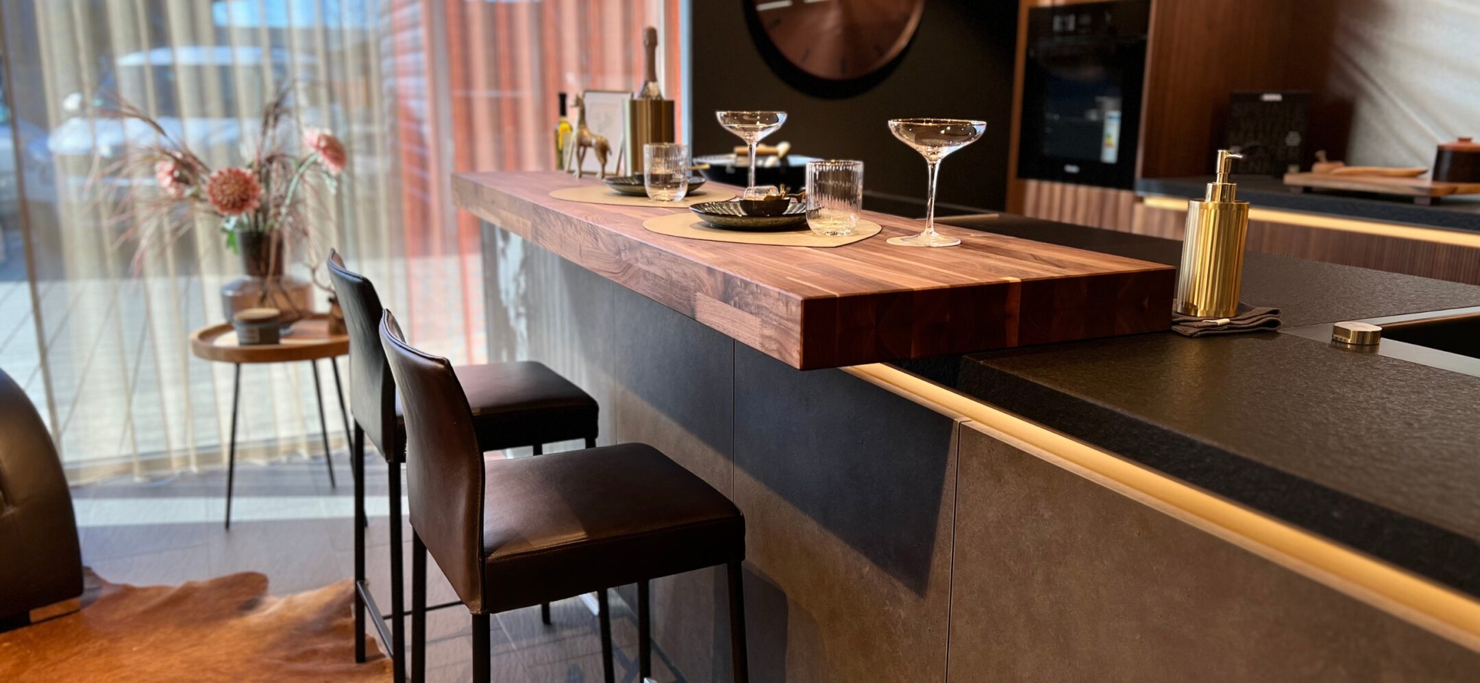 Nahaufnahme Kücheninsel mit Holzelement