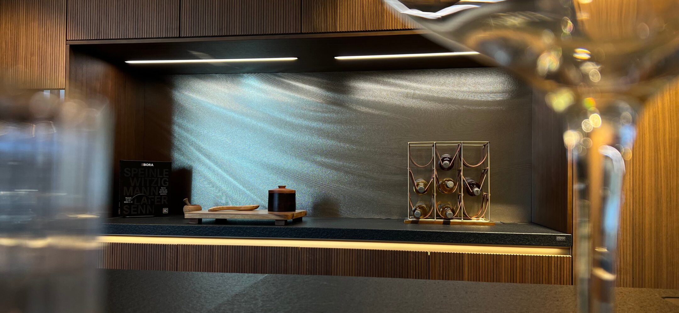 Tolle Kochnische mit hochwertiger Nischenrückwand und Beleuchtung