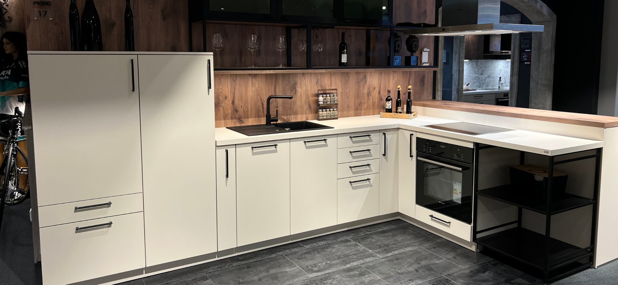 Klassische weiße L-Küche bei PLANA in Ravensburg