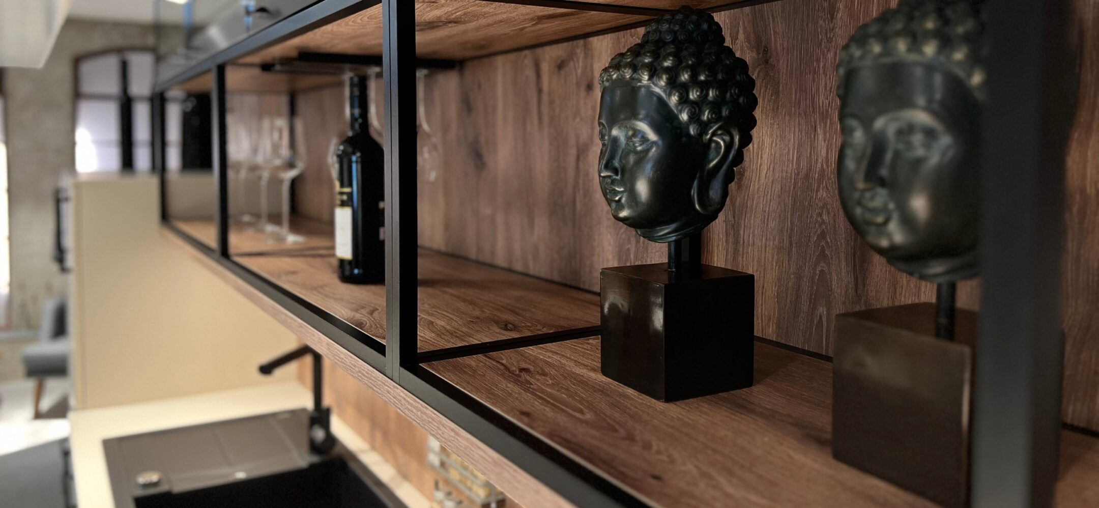 Nahaufnehme Küchenregal aus Holz im PLANA Küchenstudio Ravensburg