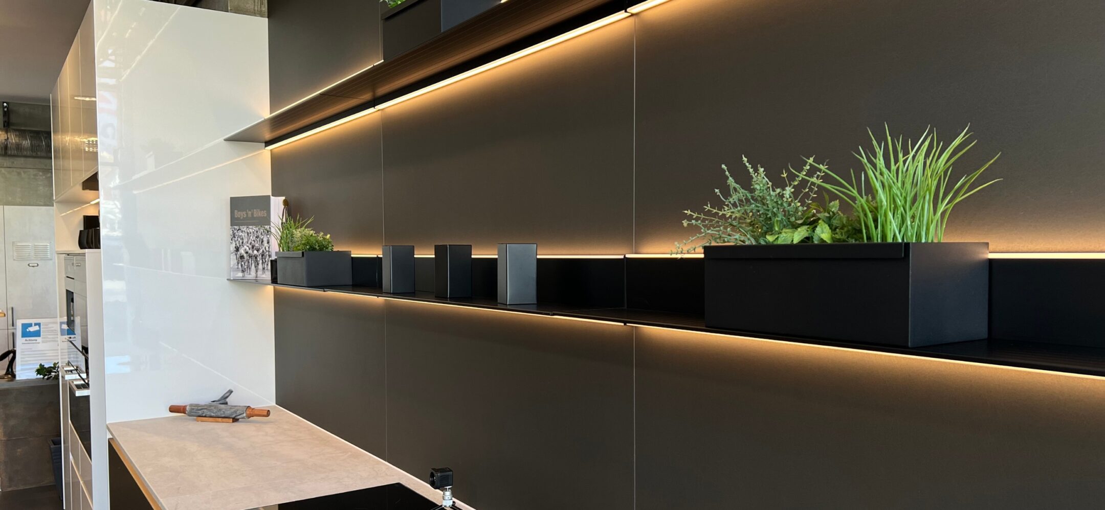 Innovative Beleuchtungs- und Regalsysteme für Ihre Einbauküche im PLANA Küchenstudio Ravensburg