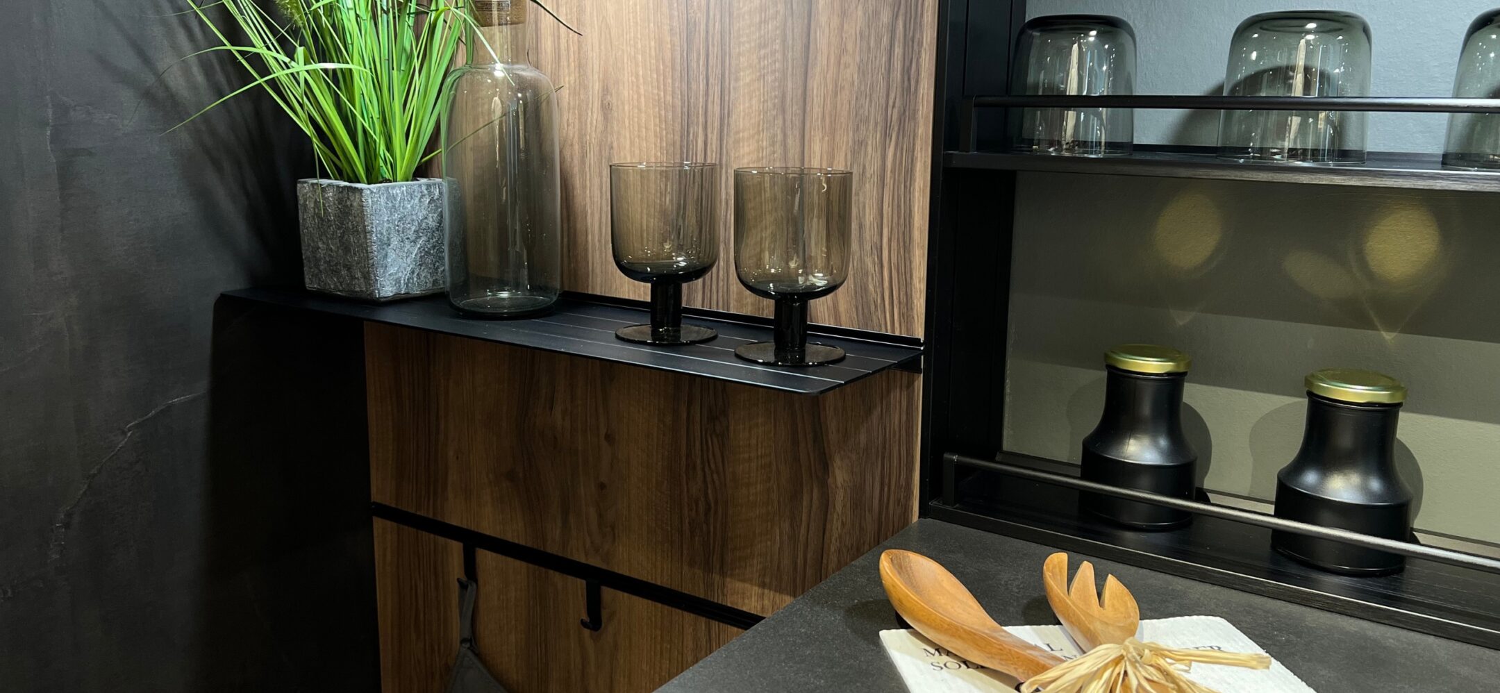 Regal-Details in der Küche bei PLANA in Ravensburg