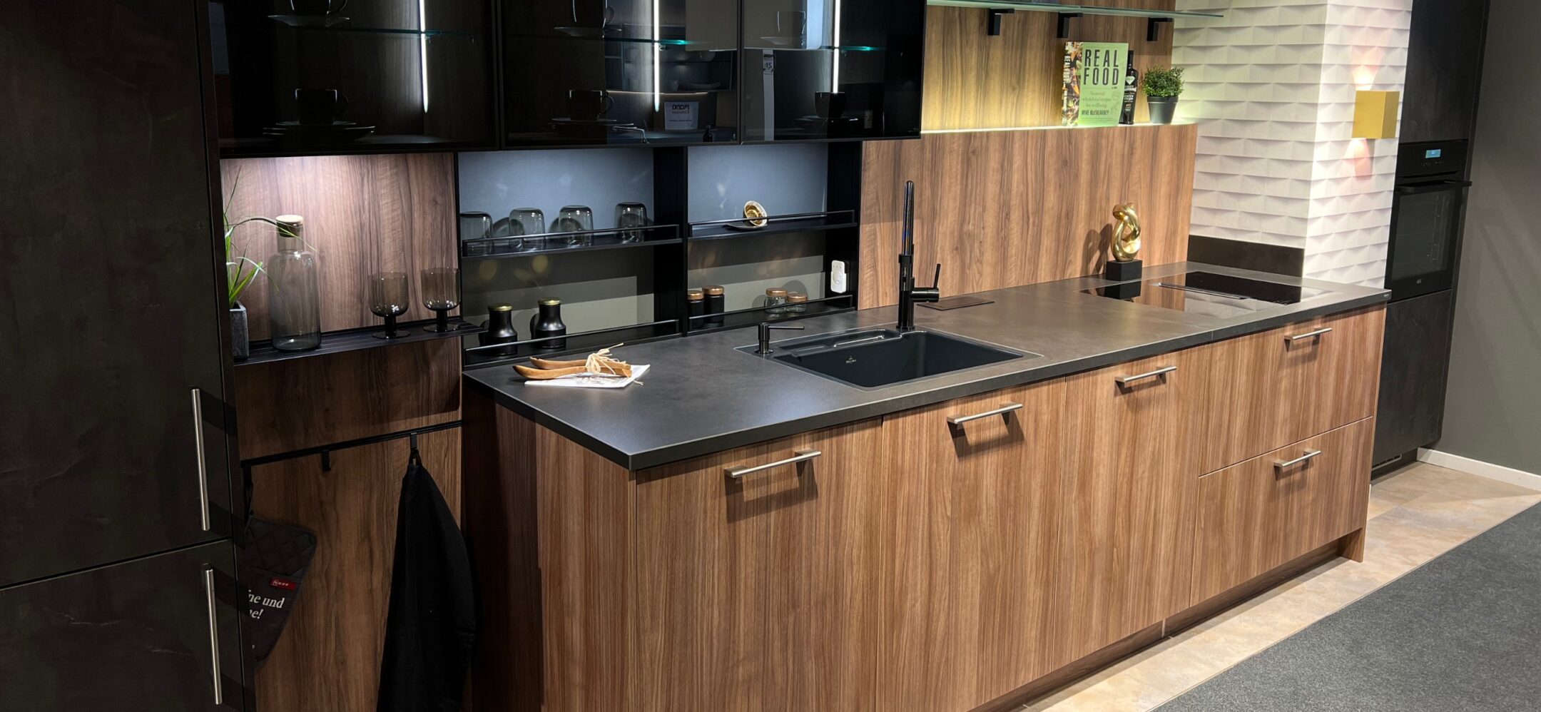 Küchenzeile mit Holz und Glasfronten im PLANA Küchenstudio Ravensburg