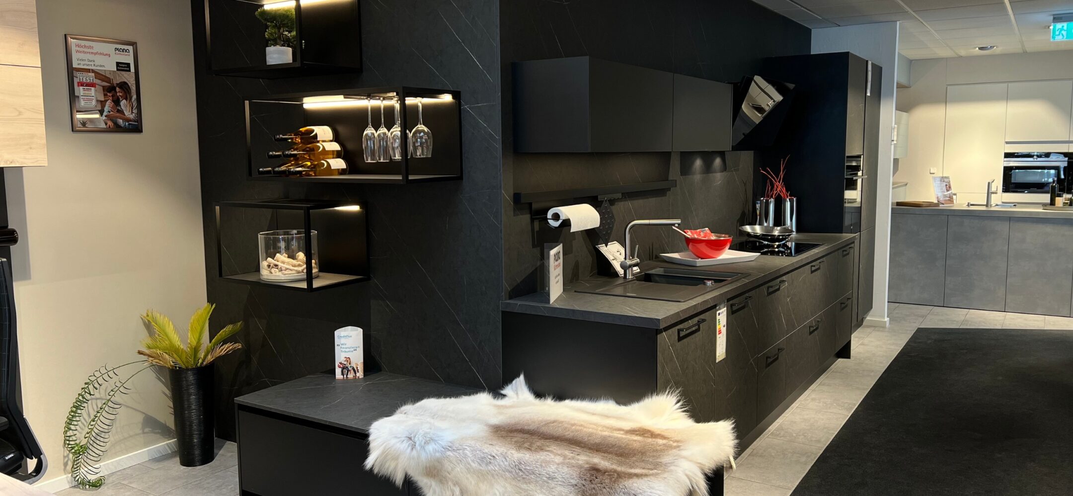 Klassische Küchenzeile in dunkler Steinoptik bei PLANA in Ravensburg