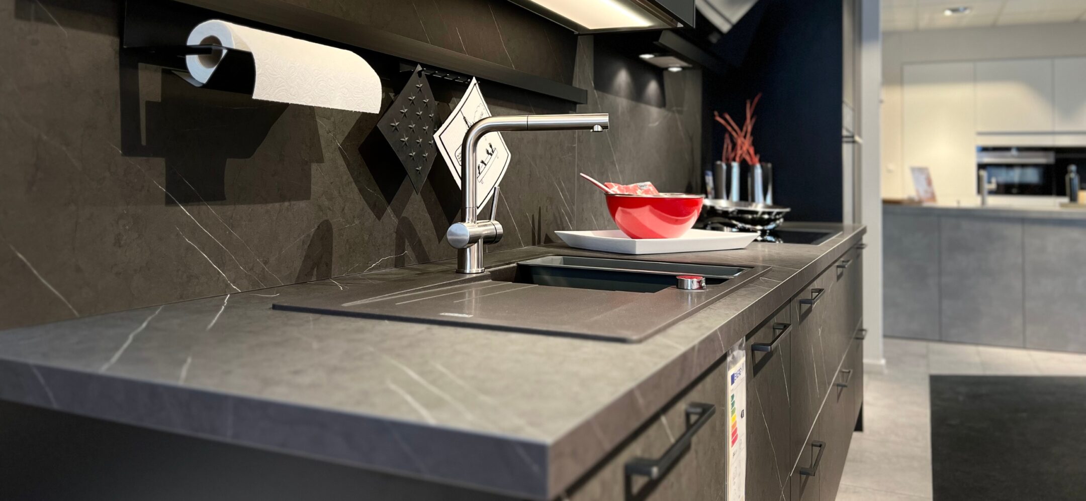 Klassische Küchenzeile in Steinoptik bei PLANA in Ravensburg