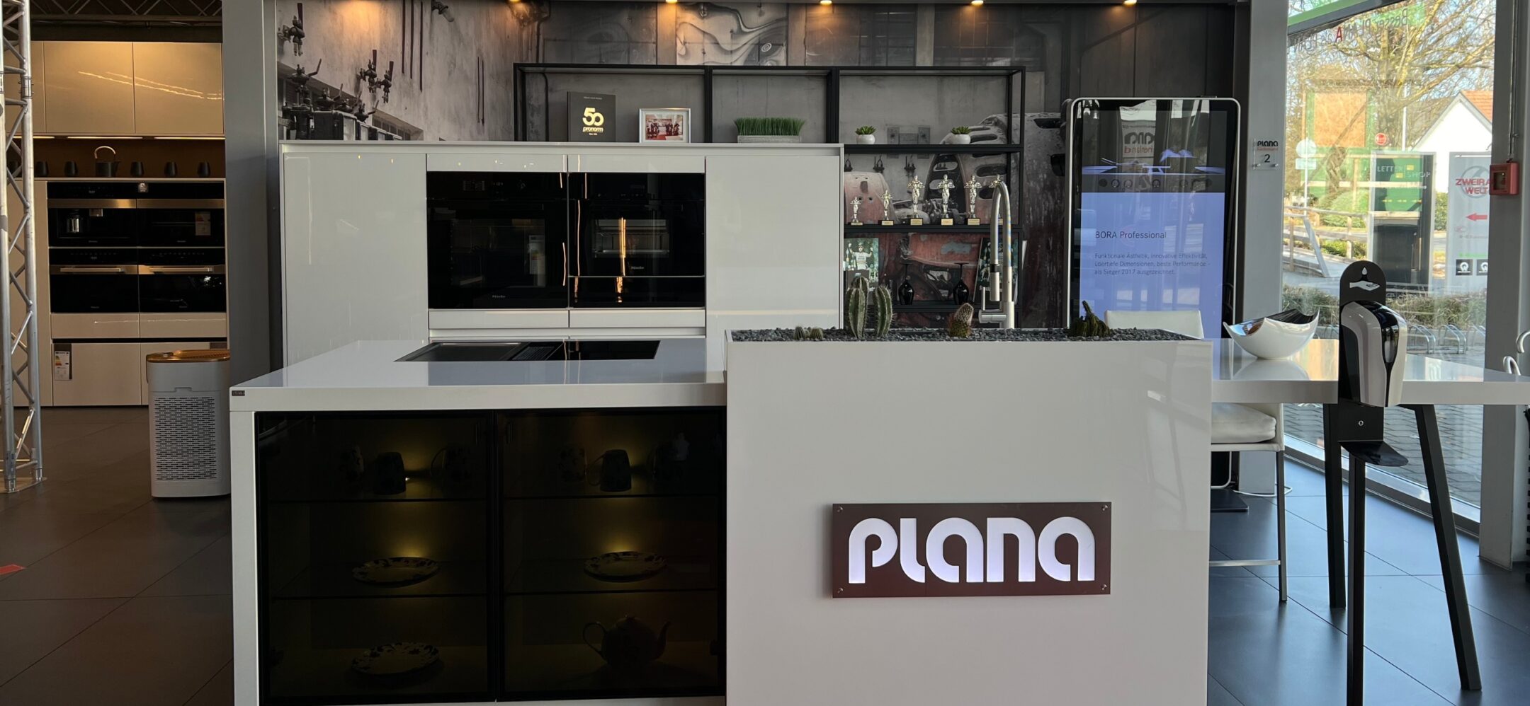 Großzügige hochglanz Inselküche in Weiß im PLANA Küchenstudio Ravensburg