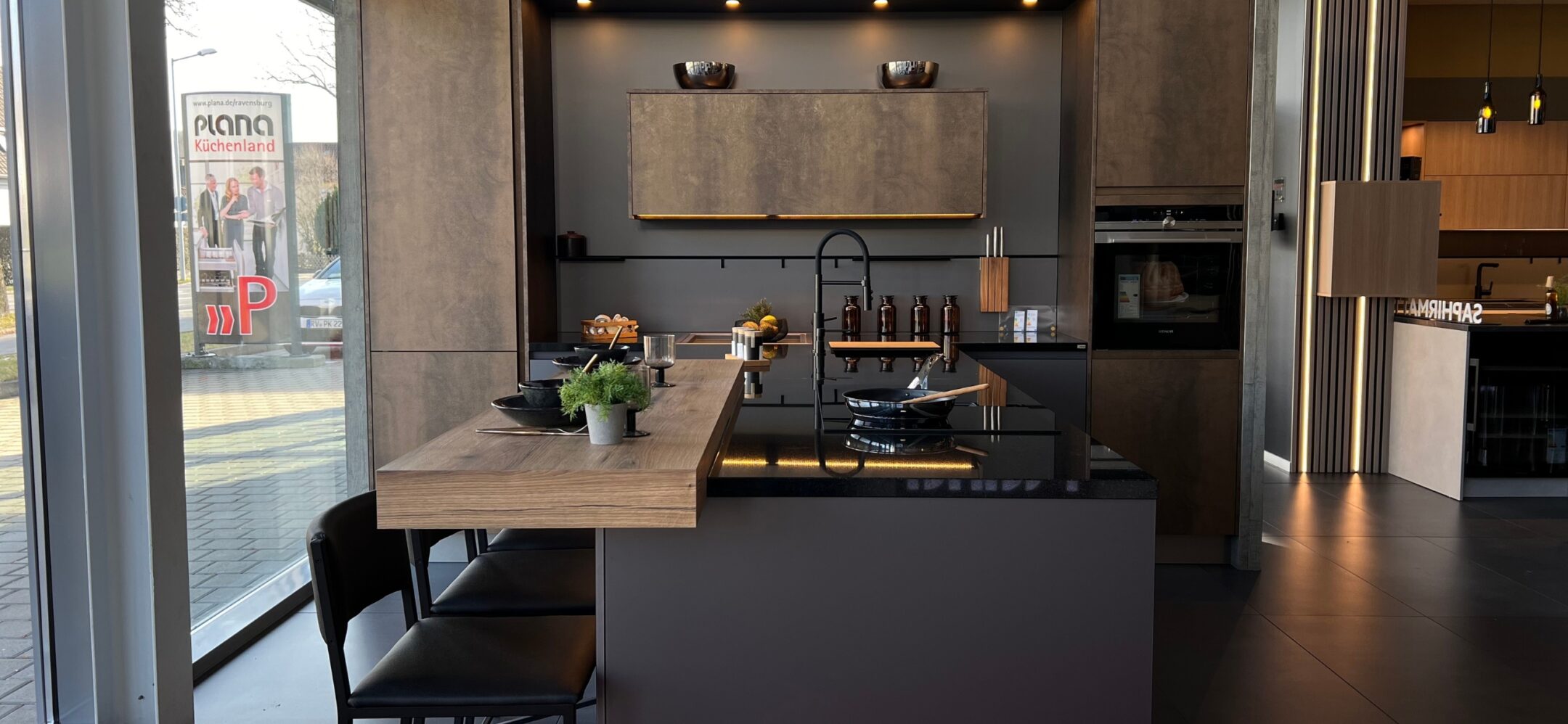 Edle Inselküche in schwarz im PLANA Küchenstudio Ravensburg