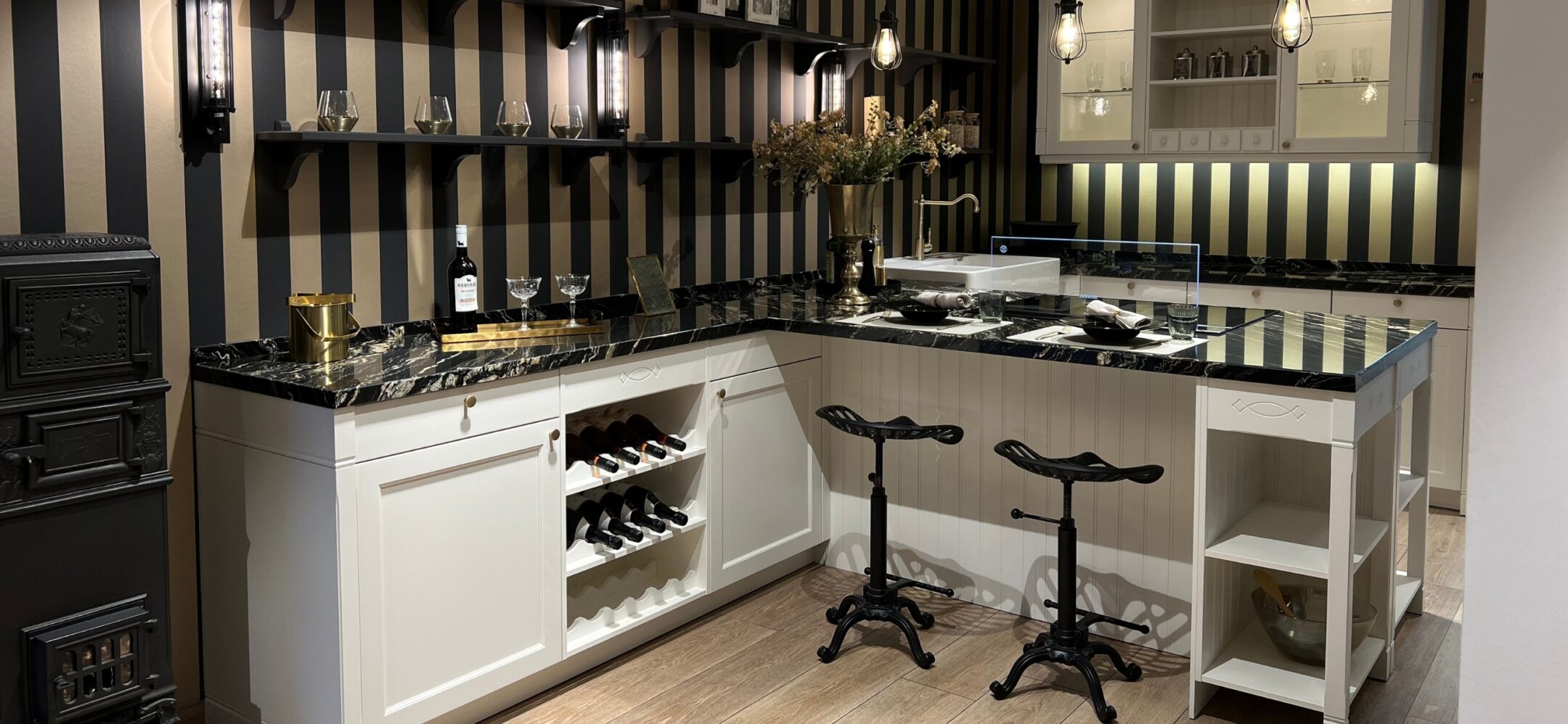 Moderne weiße Landhausstilküche in F-Form mit hochwertiger Granitarbeitsplatte