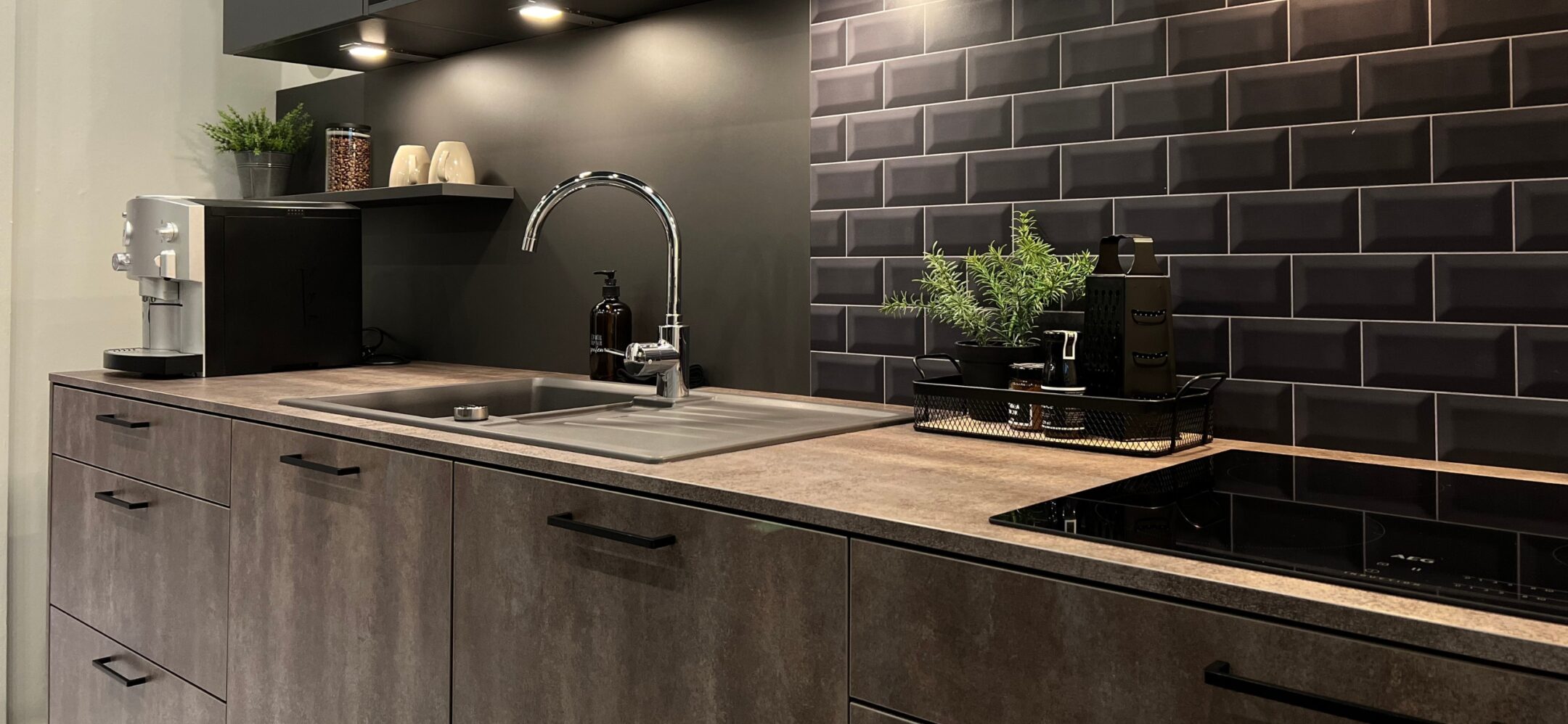 Kleine Küchenzeile mit Fronten und Arbeitsplatte in Beton-Optik