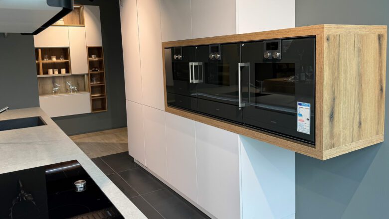 Fronten in weiß und creme in heller Musterküche in Böblingen