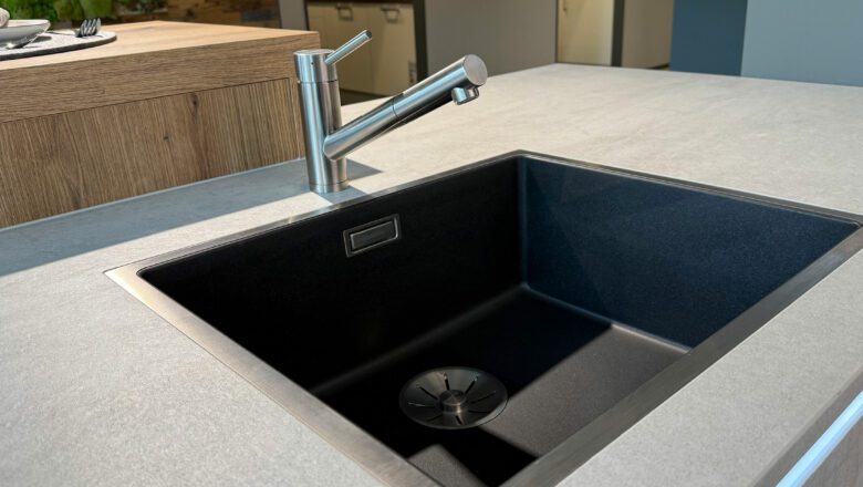 Inselküche mit Edelstahl-Spülbecken von Blanco