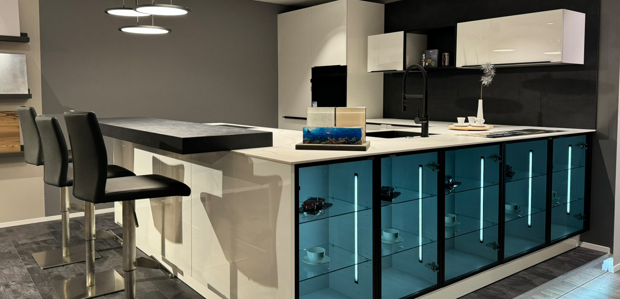 U-Küche mit raffinierten Glaseinbauschränken