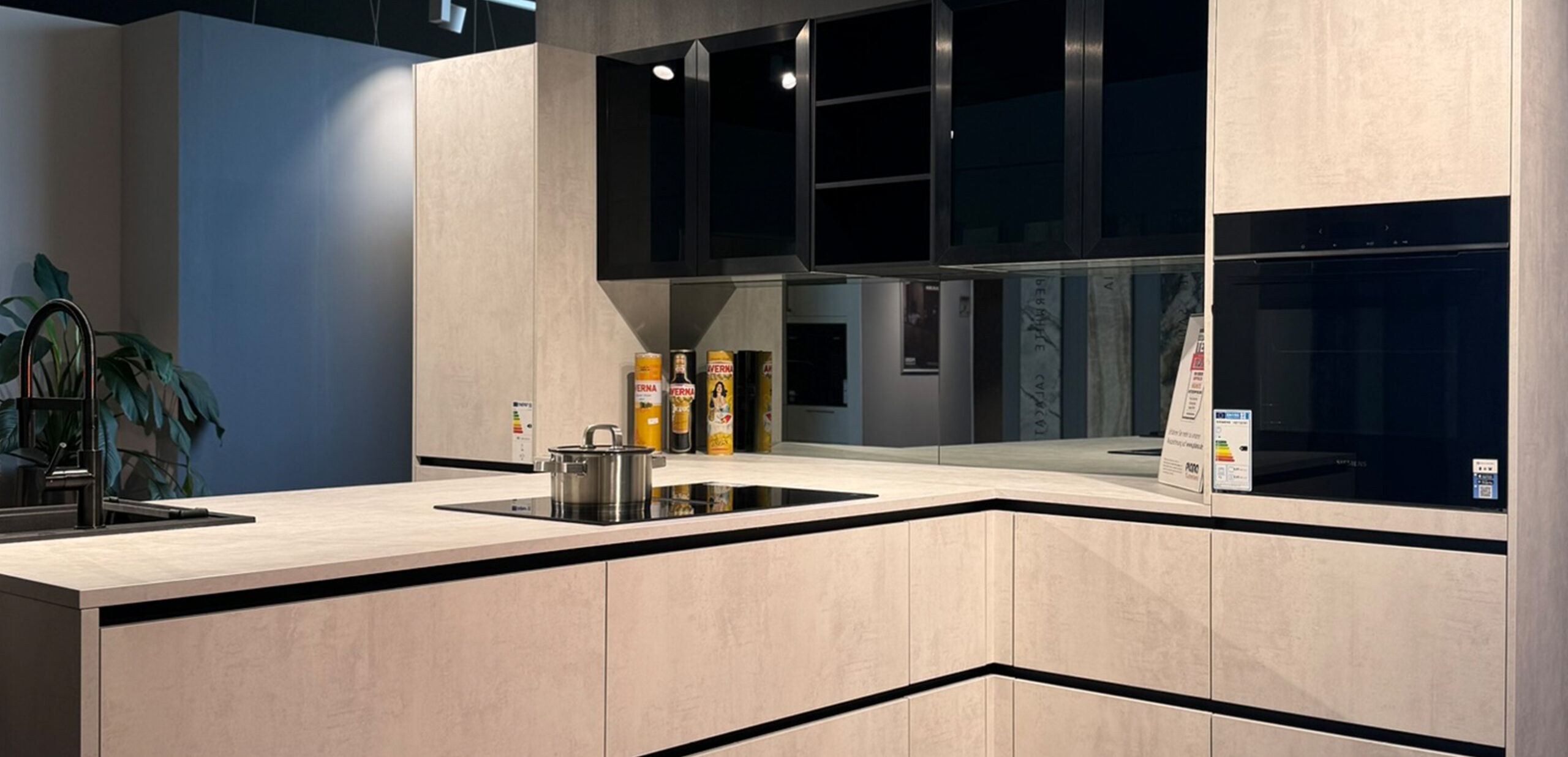 Grifflose T-Küche in Beton-Optik bei PLANA Denzlingen