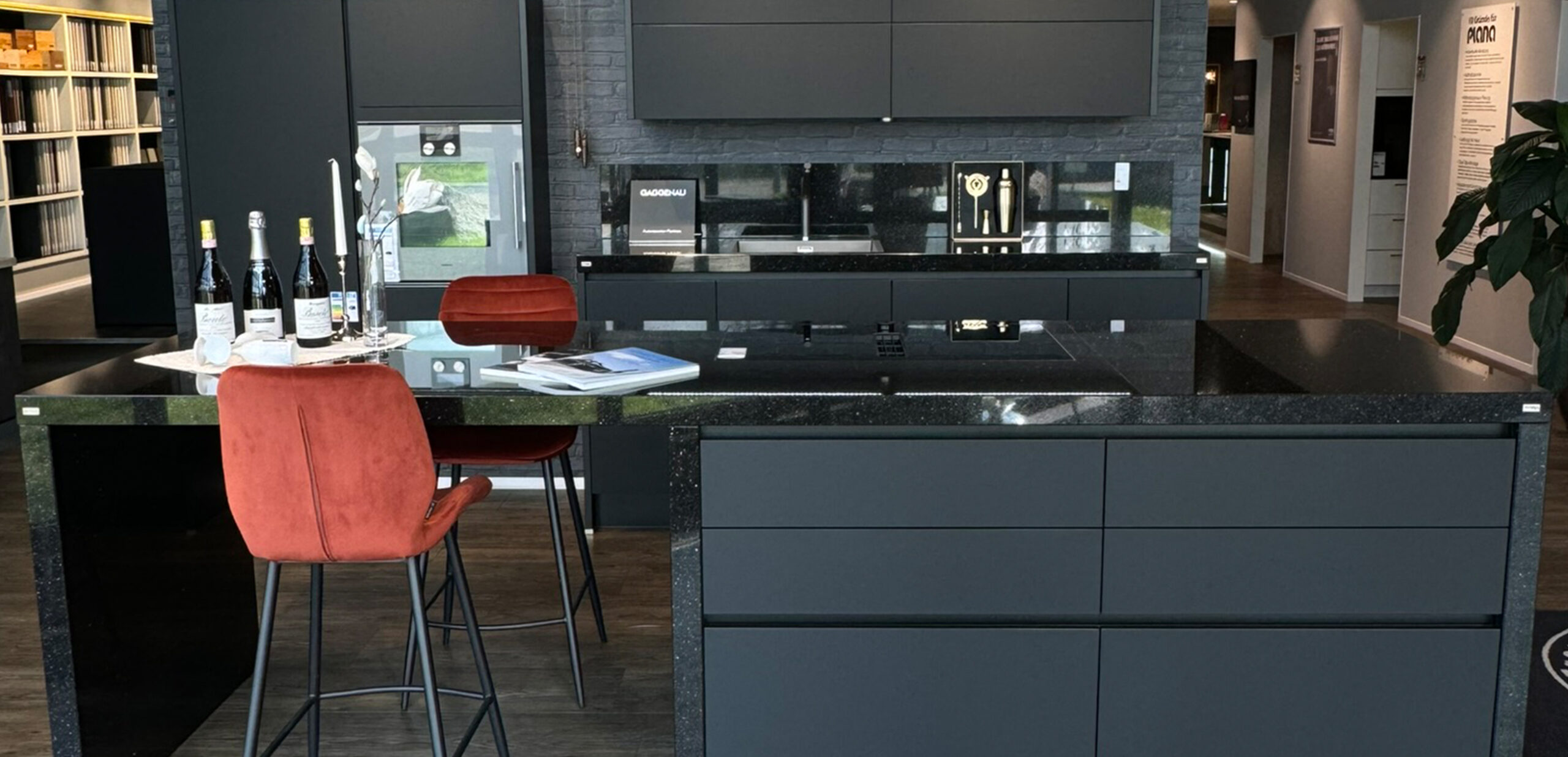 Mattschwarze Inselküche mit Steinarbeitsplatte in Denzlingen