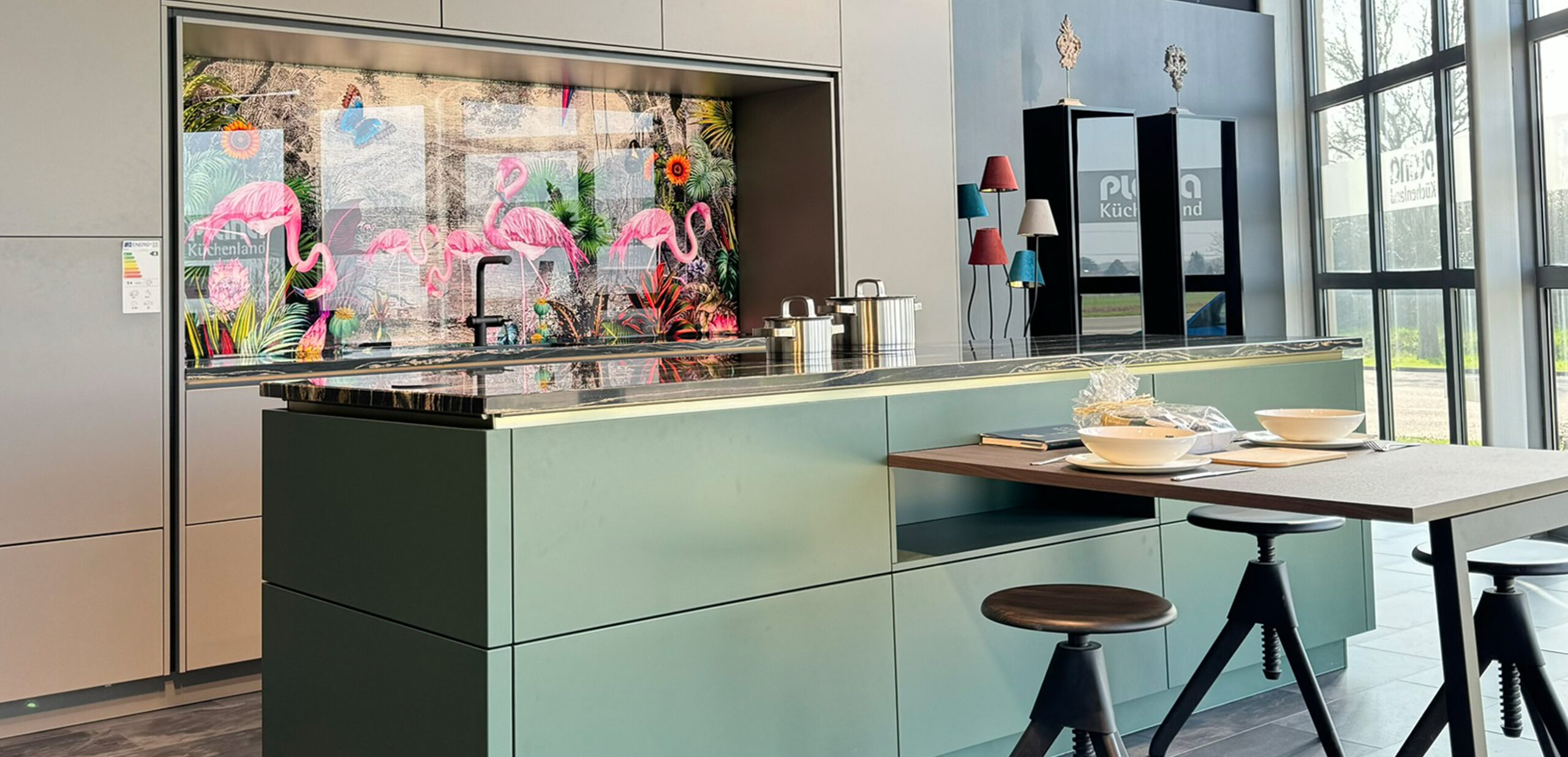 Mintfarbene Kücheninsel grifflos