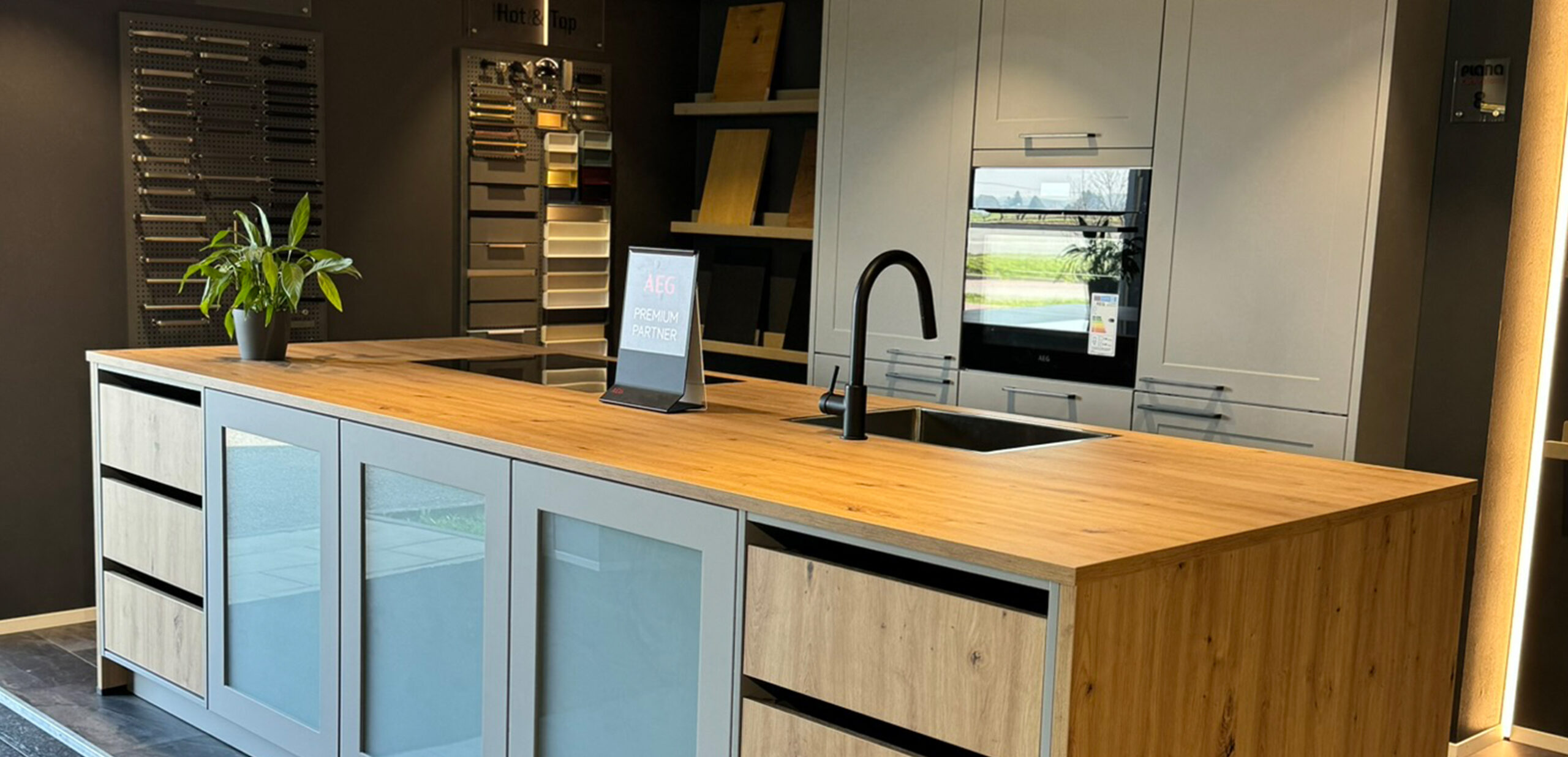 Moderne Kücheninsel aus Holz in Denzlingen