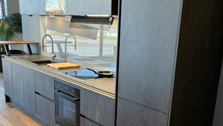 Einzeilige graue grifflose Küche