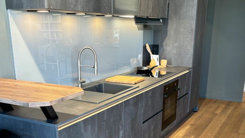 Einzeilige graue Küche mit Arbeitsplatte in Beton-Optik