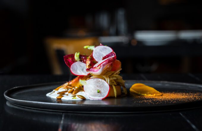 Essen angerichtet auf schwarzem Teller