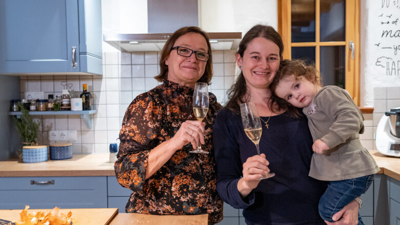 PLANA Küchenausstellung Germersheim Küche mit grauen Fronten im Landhausstil und gemütlicher Sitzgelegenheit