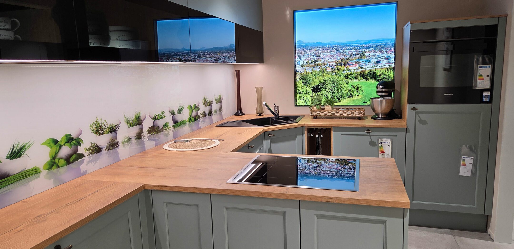 Schöne und geräumige Landhausküche mit auffälliger Glas-Nischenrückwand