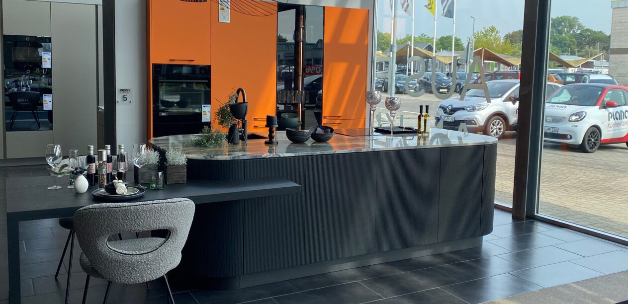 Orangefarbene Fronten aus Mattlack in Inselküche