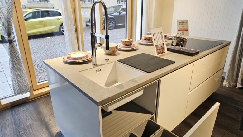 Inselküche mit glänzendem Lacklaminat